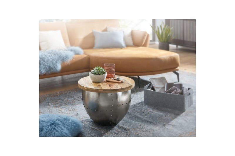 Sofabord Wohnling Massivt tre 60 cm industriell med naglet lagringsplass - Møbler - Bord - Sofabord