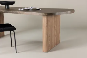 Eleonora Stort Asymmetrisk Spisebord 230 cm i Tre med Valnøtt- og Marmorutseende - Brun - Møbler - Bord - Spisebord & kjøkkenbord