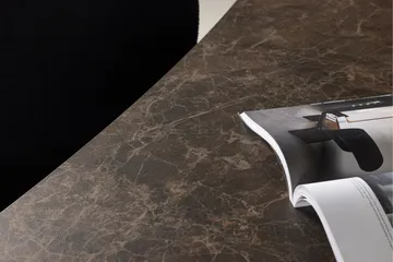 Eleonora Stort Asymmetrisk Spisebord 230 cm i Tre med Valnøtt- og Marmorutseende - Brun - Møbler - Bord - Spisebord & kjøkkenbord