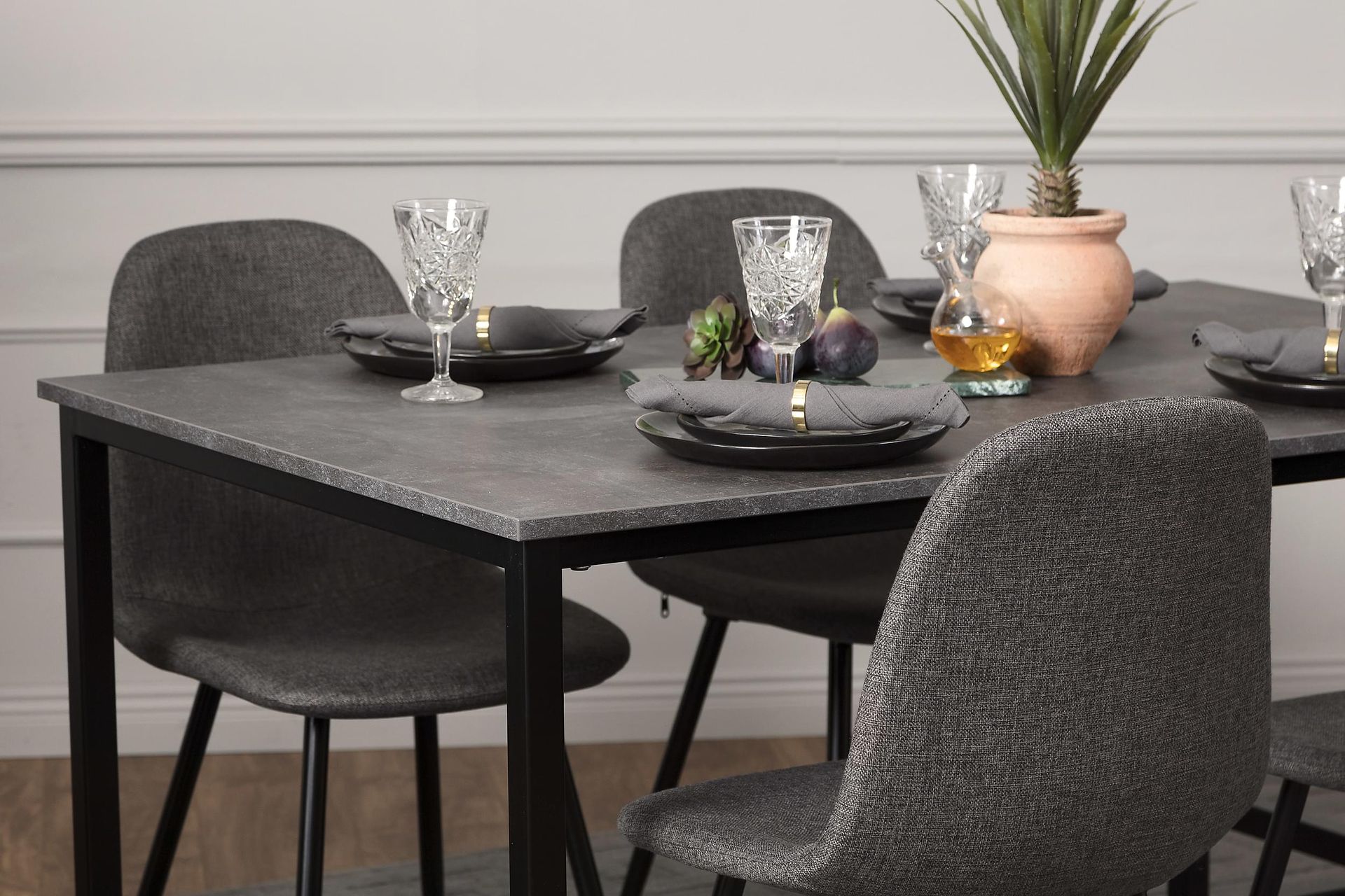 Bettina Spisegruppe 138 cm med 4 Nitra Stoler - Betong/Svart/Grå - Møbler - Bord - Spisegrupper