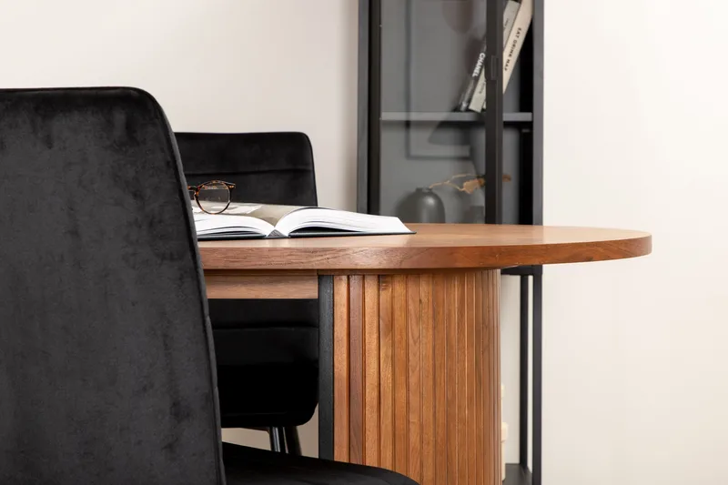 Biana Spisegruppe 200 cm Oval inkl. 4 Robin Fløyelsstoler - Valnøttbrun/Svart - Møbler - Bord - Spisegrupper