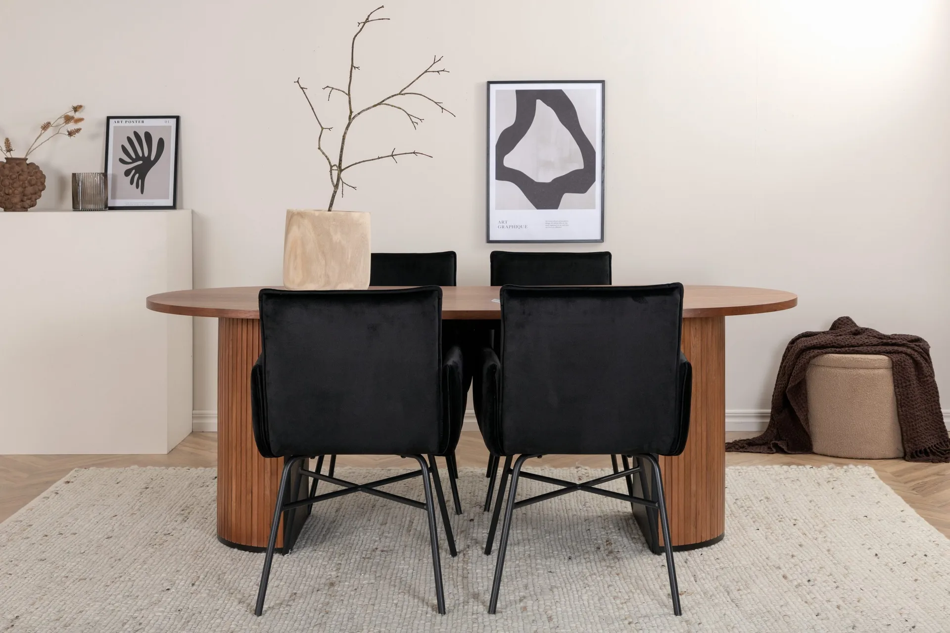 Bianca ovalt Spisebord med 4stk Pippi Spisestol -