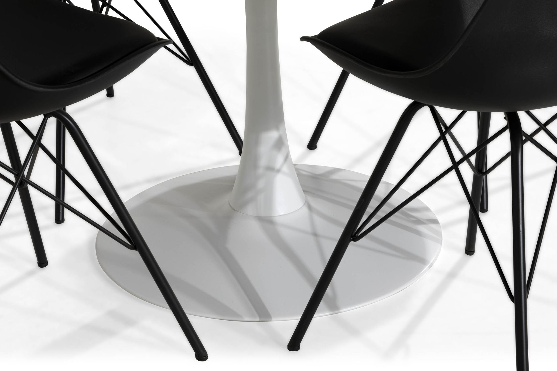 Caitly Spisegruppe 100 cm Rund med 4 Shell Stoler - Hvit/Svart PU/Metall - Møbler - Bord - Spisegrupper