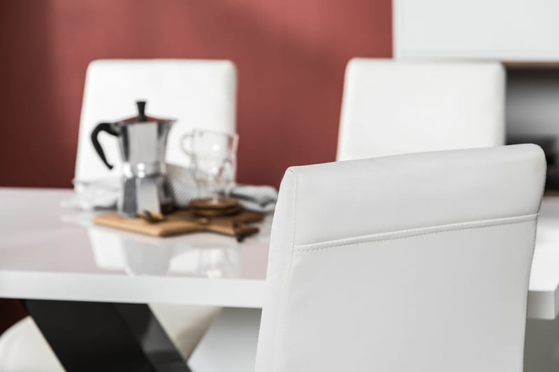 Cesi Spisegruppe 140 cm med 4 Cibus Stol - Hvit/Svart/Svart PU/Krom - Møbler - Bord - Spisegrupper