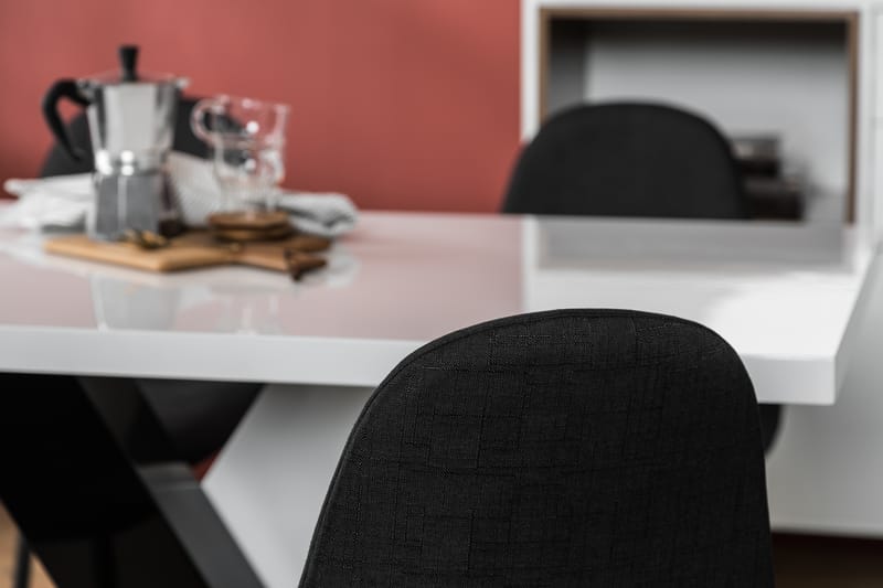 Cesi Spisegruppe 140 cm med 4 Nibe Stol - Hvit/Svart - Møbler - Bord - Spisegrupper