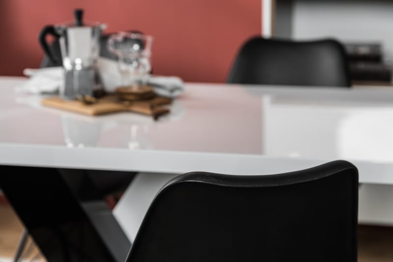 Cesi Spisegruppe 140 cm med 4 Shell Stol - Hvit/Svart/Svart PU - Møbler - Bord - Spisegrupper