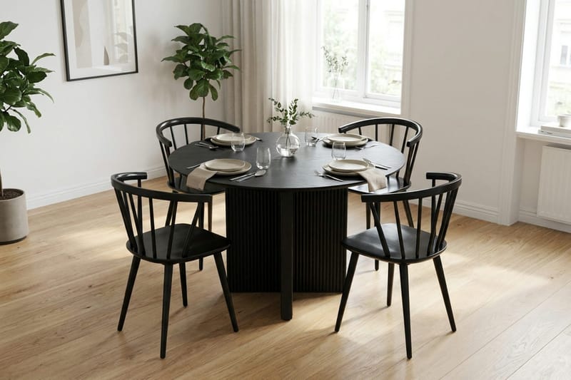 Edda spisegruppe rund 110 cm svart med 4 Tyrö spisestoler - Svart - Møbler - Bord - Spisegrupper