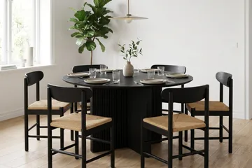 Edda spisegruppe rund 130 cm svart med 6 Malte spisestoler - Møbler - Bord - Spisegrupper