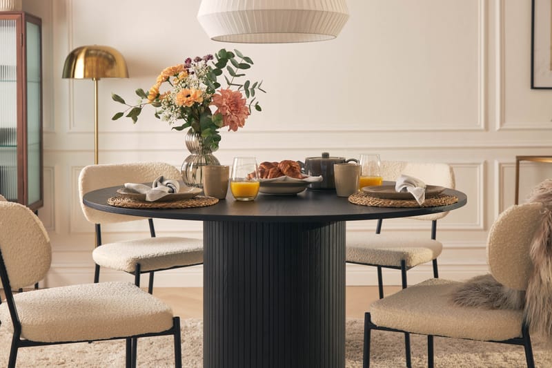 Kopparbo Spisebord Runt 130 cm med 4 Gemmiano Spisestoler - Svart - Møbler - Bord - Spisegrupper