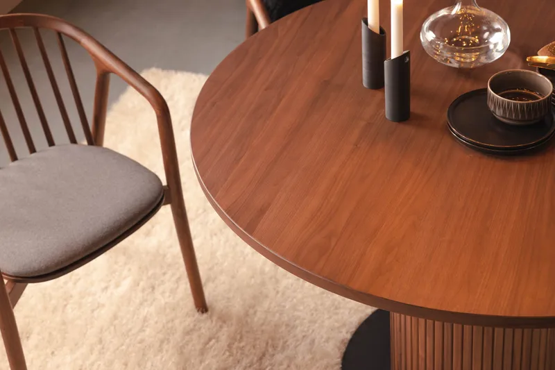 Noira Spisegruppe 120 cm Rundt Spisebord med 4 Noira Stoler - Valnøtt - Møbler - Bord - Spisegrupper