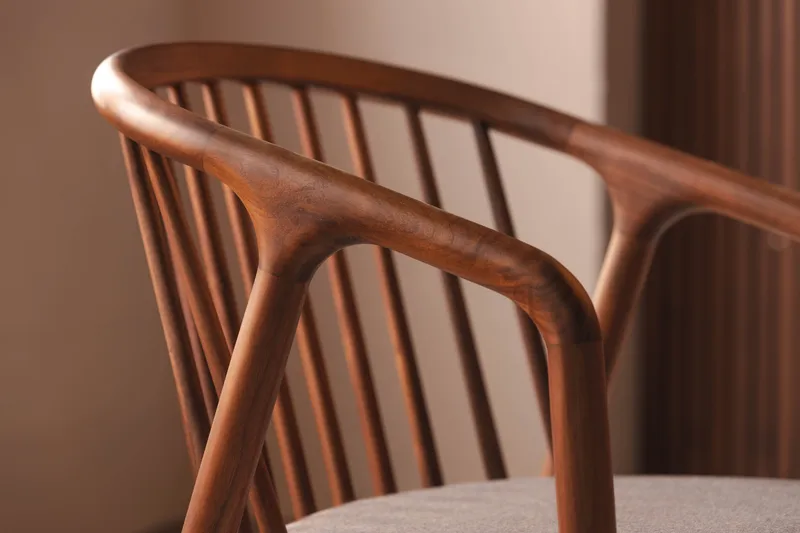 Noira Spisegruppe 120 cm Rundt Spisebord med 4 Noira Stoler - Valnøtt - Møbler - Bord - Spisegrupper