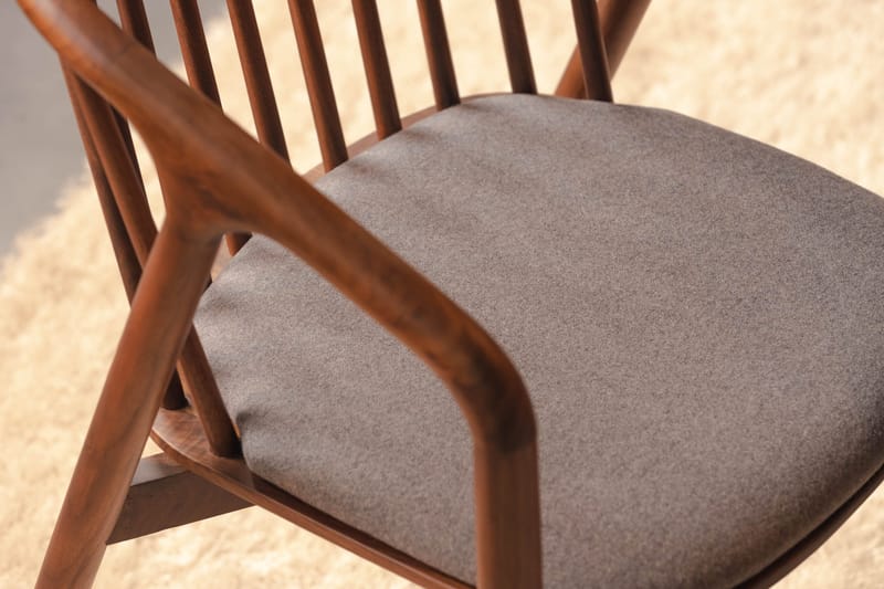 Noira Spisegruppe 120 cm Rundt Spisebord med 4 Noira Stoler - Valnøtt - Møbler - Bord - Spisegrupper