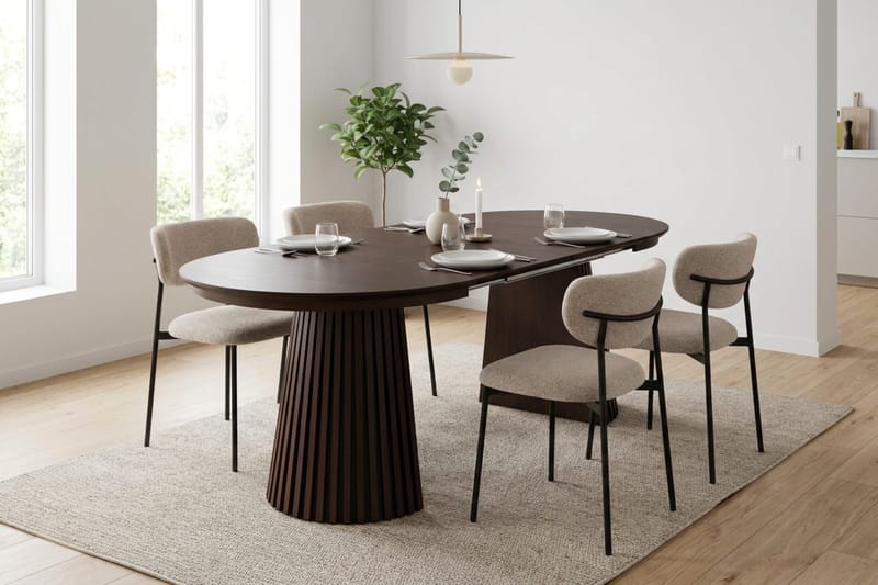 Spisegruppe Bark Peyra 120-220 cm Røkt eik Greige bouclé/metallben svart - Møbler - Bord - Spisegrupper