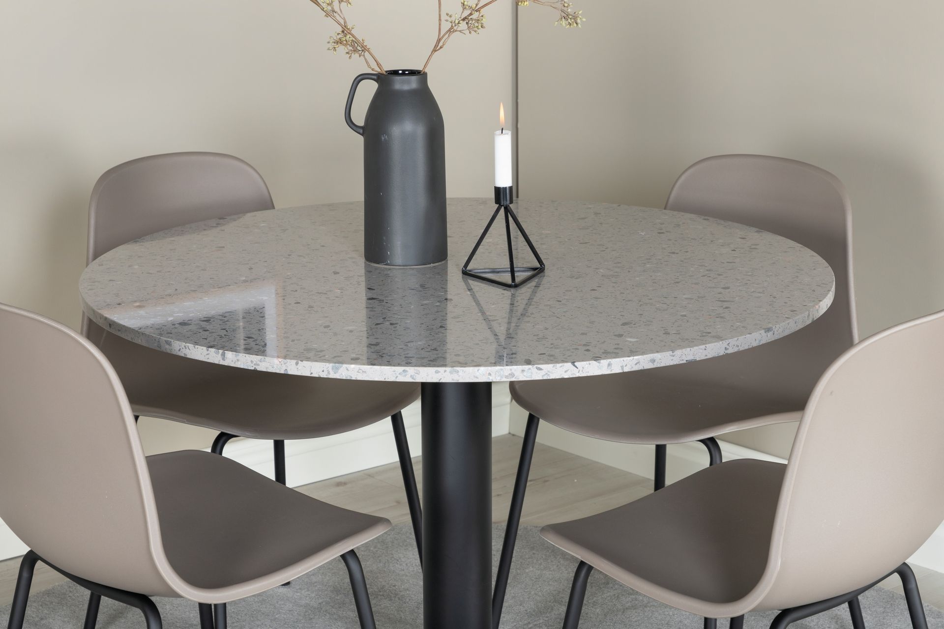 Valera Spisegruppe Rund 106 cm + 4 Kullersbro Spisestoler - Møbler - Bord - Spisegrupper