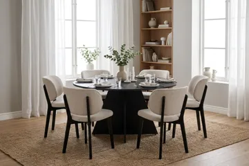 Vera Spisegruppe 130 cm rund i Svart med 6 Eira Spisestoler - Svartbeiset eik - Møbler - Bord - Spisegrupper