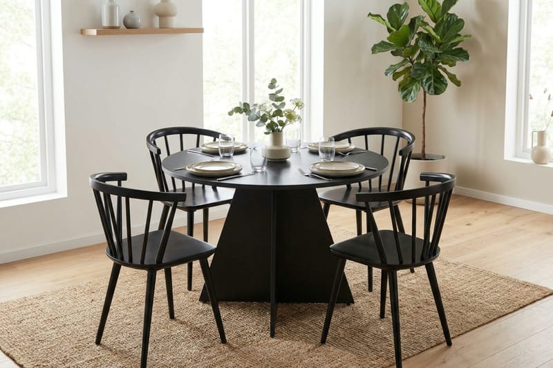 Vera spisegruppe rund 110 cm svart med 4 Tyrö spisestoler - Svart - Møbler - Bord - Spisegrupper