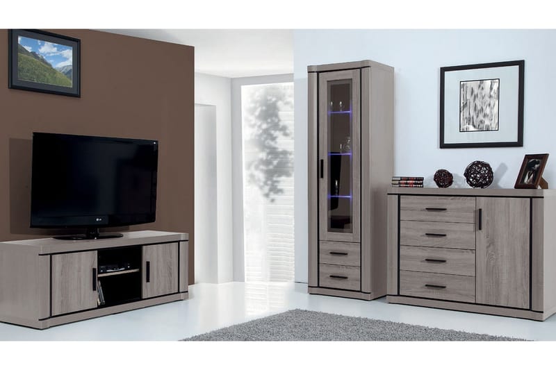 Dallas Stuesett, Eik