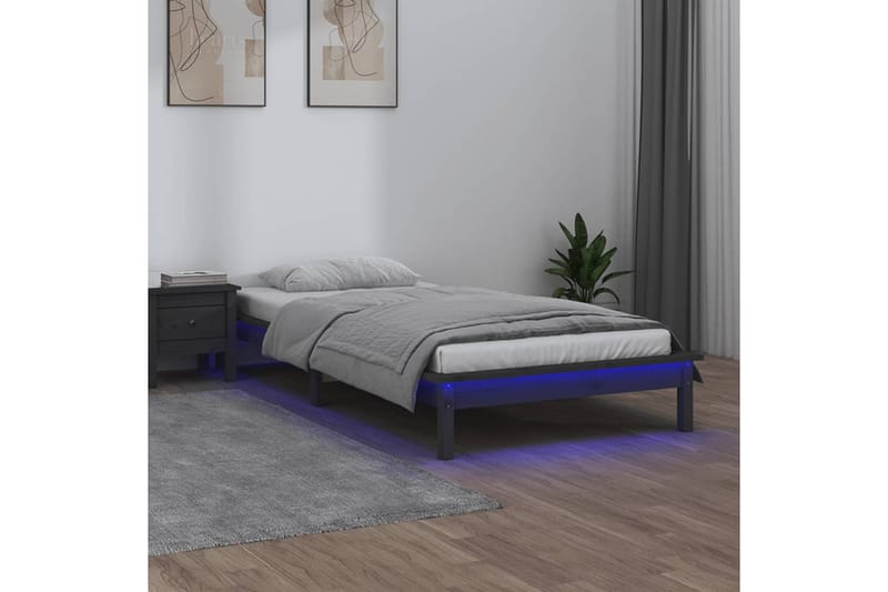 beBasic Sengeramme med LED grå 75x190 cm 2FT6 Small Single heltre - GrÃ¥ - Møbler - Senger - Sengeramme & sengestamme