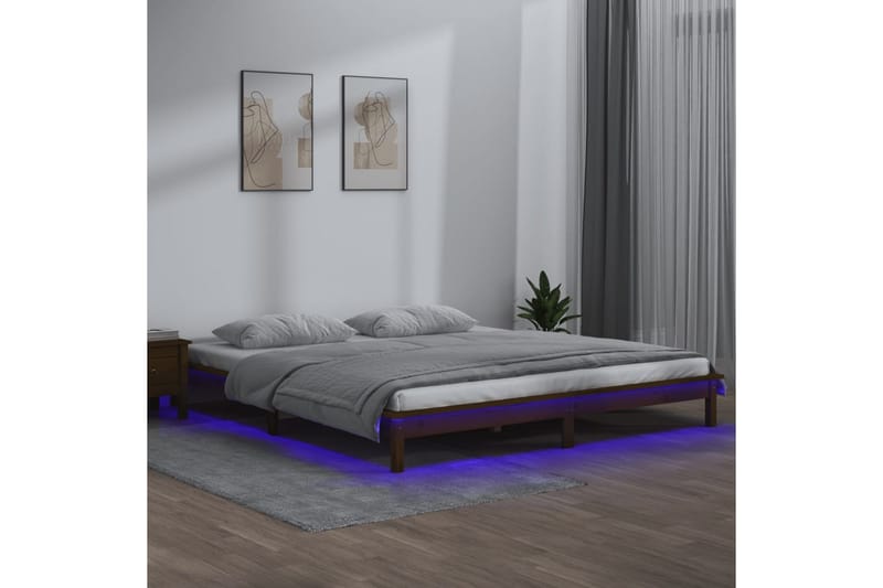 beBasic Sengeramme med LED honningbrun 160x200 cm heltre - Brun - Sengeramme & sengestamme