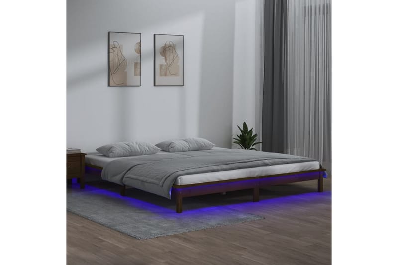 beBasic Sengeramme med LED honningbrun 200x200 cm heltre - Brun - Sengeramme & sengestamme