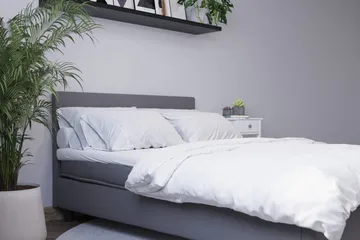 Billingen Komplett Sengepakke – Kontinentalseng 90x200 cm i Stoff med Sengegavl + Overmadrass med Fasthetsgrad Medium - Grå - Møbler - Senger - Kontinentalsenger