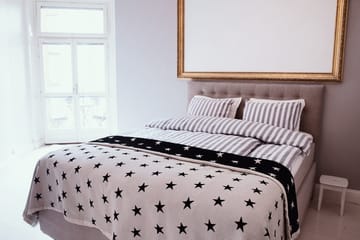 Dolly Sengepakke – Kontinentalseng 210x210 cm i Stoff med Sengegavl + Overmadrass med Fasthetsgrad Medium - Beige - Møbler - Senger - Kontinentalsenger