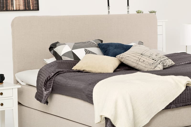 Dolly Sengepakke – Kontinentalseng 210x210 cm i Stoff med Sengegavl + Overmadrass med Fasthetsgrad Medium - Beige - Møbler - Senger - Kontinentalsenger