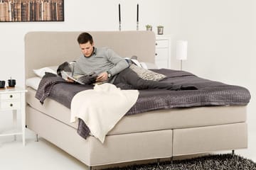 Dolly Sengepakke – Kontinentalseng 210x210 cm i Stoff med Sengegavl + Overmadrass med Fasthetsgrad Medium - Beige - Møbler - Senger - Kontinentalsenger