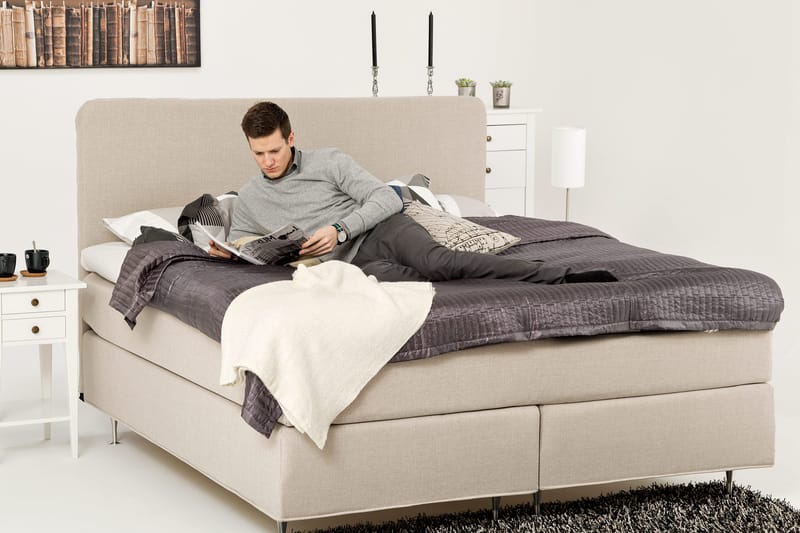 Dolly Sengepakke – Kontinentalseng 210x210 cm i Stoff med Sengegavl + Overmadrass med Fasthetsgrad Medium - Beige - Møbler - Senger - Kontinentalsenger