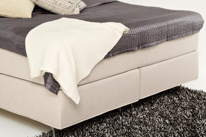 Dolly Sengepakke – Kontinentalseng 210x210 cm i Stoff med Sengegavl + Overmadrass med Fasthetsgrad Medium - Beige - Møbler - Senger - Kontinentalsenger