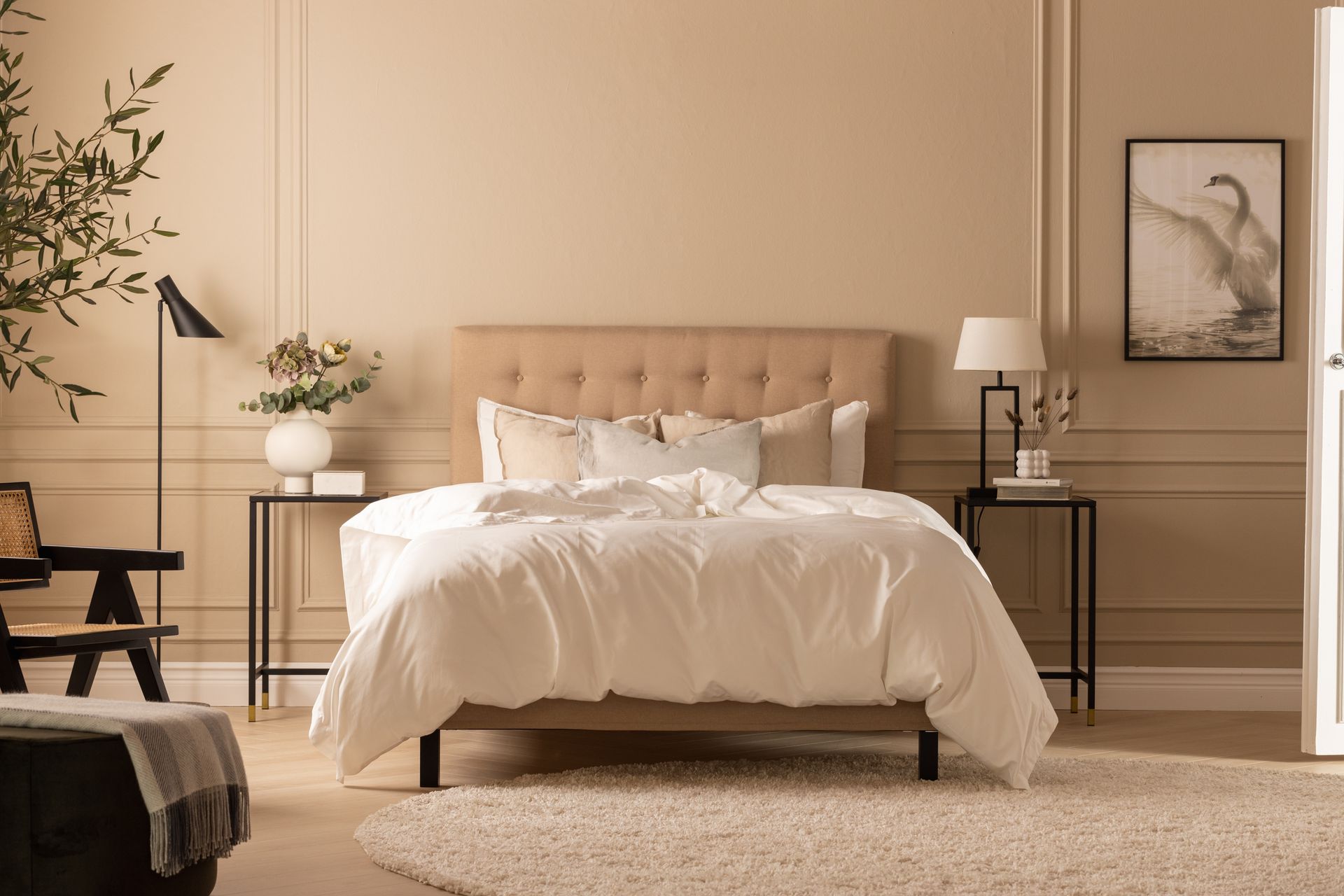 Scarlett Sengepakke 140x200 Skummadrass - Knappet gavl Beige - Møbler - Senger - Komplett sengepakke
