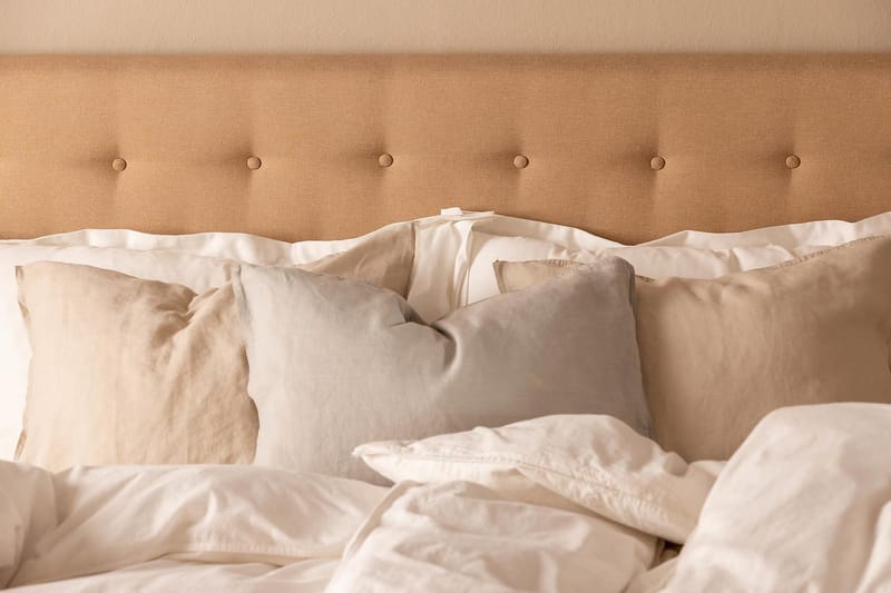 Scarlett Sengepakke 150x200 Skummadrass - Knappet gavl Beige - Møbler - Senger - Komplett sengepakke