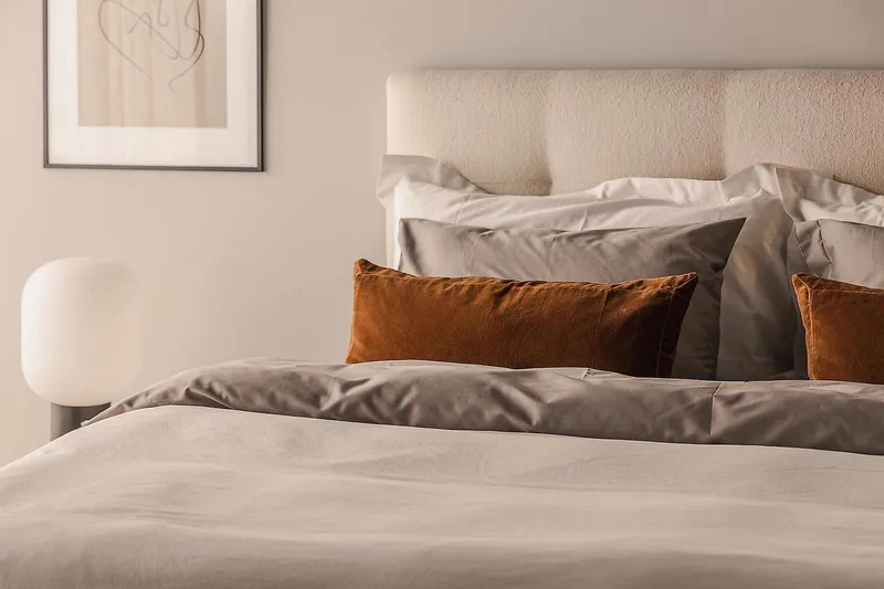 Oslo Luksus Komplett Seng Pakke Kontinentalseng 180x200 cm med sengegavl - Beige / Lys - Møbler - Senger - Kontinentalsenger