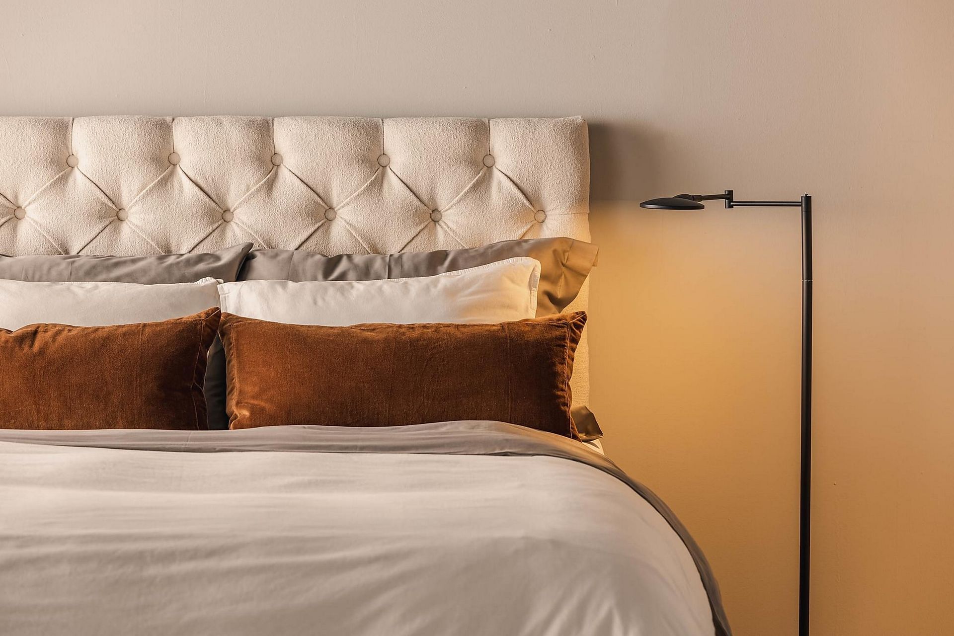 Oslo Lyx Sengepakke Boucle 140x200 Dypheftende Gavl - Lysebeige - Møbler - Senger - Komplett sengepakke