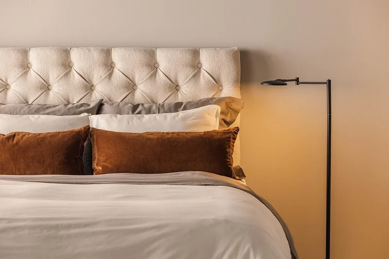 Oslo Lyx Sengepakke Boucle 140x200 Dypheftende Gavl - Lysebeige - Møbler - Senger - Kontinentalsenger