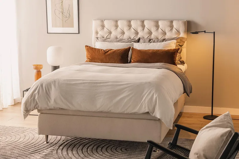 Oslo Lyx Sengepakke Boucle 140x200 Dypheftende Gavl - Lysebeige - Møbler - Senger - Kontinentalsenger