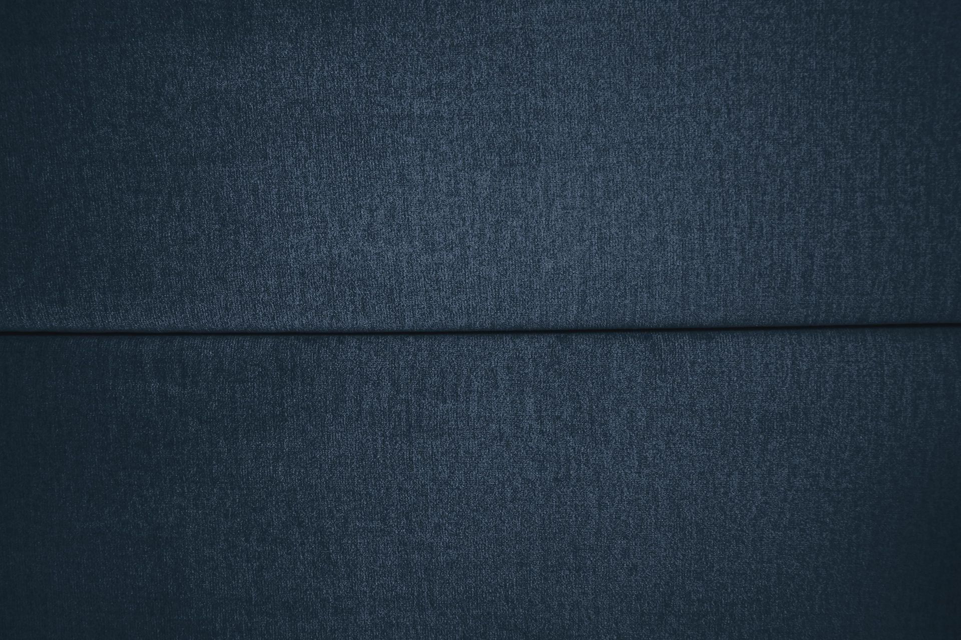 Royal Velvet Komplett Sengepakke 180x200 cm - Mørkeblå Fløyel/Høye Svarte Ben - Møbler - Senger - Komplett sengepakke