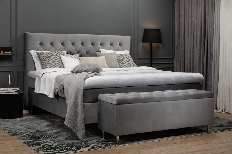 Royal Velvet Kontinentalseng 210x210 cm - Lysegrå Fløyel/Lave Gullben - Møbler - Senger - Komplett sengepakke