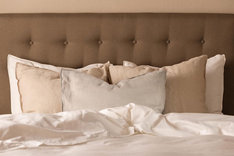 Scarlett Sengepakke 140x200 Lateksmadrass - Knappet gavl Brun - Møbler - Senger - Kontinentalsenger