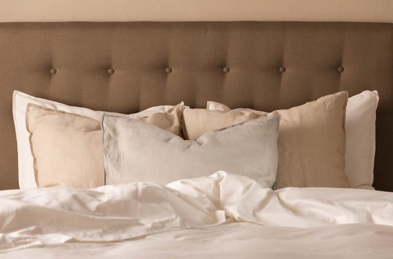 Scarlett Sengepakke 90x200 Skummadrass - Knappet gavl Brun - Møbler - Senger - Kontinentalsenger