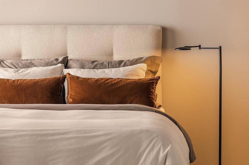 Oslo Lyx Sengepakke Boucle 120x200 Knappad Gavl + Madrassbeskytter - Lysebeige - Møbler - Senger - Komplett sengepakke