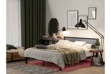 Clamart Sengepakke – Seng 160x200 cm i Stoff med Sengegavl + Overmadrass - Lys Grå - Møbler - Senger - Rammeseng