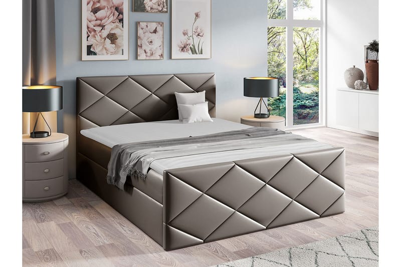 Boisdale Sengeramme 140x200 cm i Kunstlær med Fasthetsgrad Medium - Taupe - Møbler - Senger - Sengeramme & sengestamme