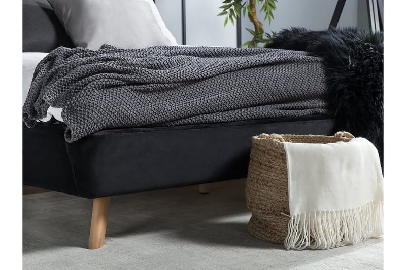 Vienne Sengeramme 180x200 cm i Stoff med Sengegavl og Trebein - Svart - Møbler - Senger - Sengeramme & sengestamme
