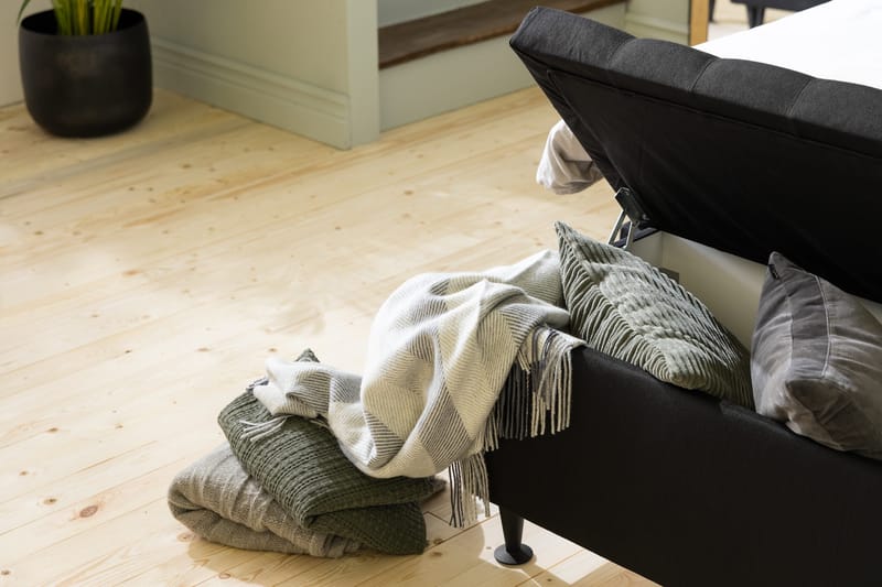 Ella Sengebenk 140cm Dypheftet - Svart - Møbler - Senger - Sengetilbehør & sengegavl - Oppbevaring til senger