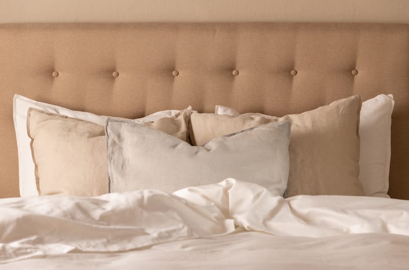 Scarlett Knappet gavl 140 - Beige - Møbler - Senger - Sengetilbehør & sengegavl - Sengegavl