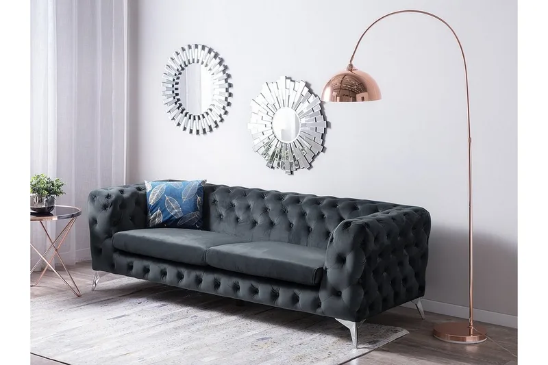 Sotra Dyp Chesterfield Fløyelssofa - Grå - Møbler - Sofaer - Sofa 3 seter