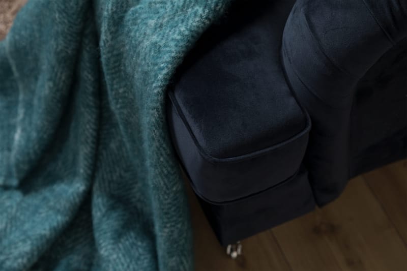 Howard-sofa uten divan og sjeselong Bloomington Howard Classic fløyelssofa 3,5-seter Vera 4, Blå fløyel - Møbler - Sofaer - Sofa 3 seter