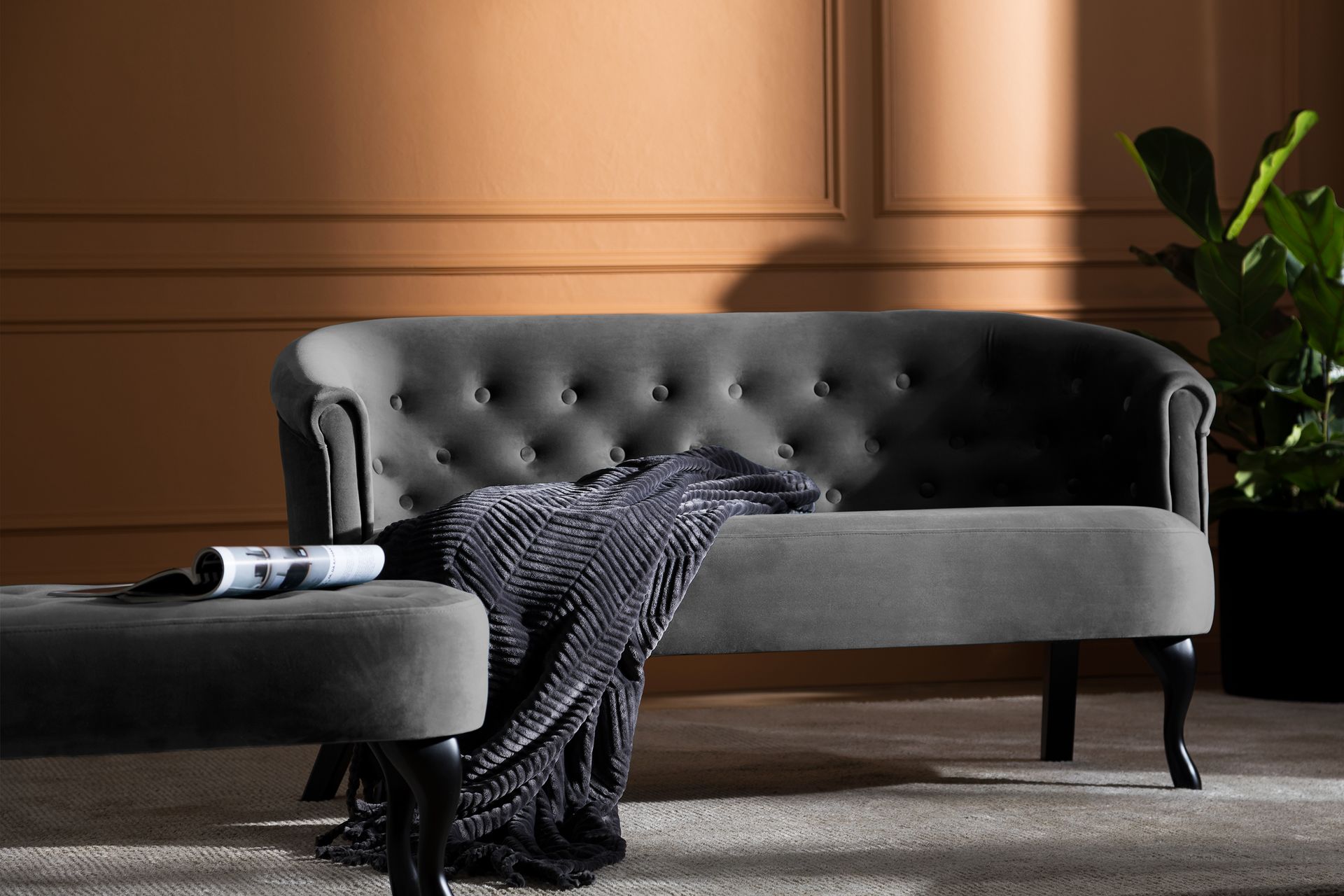 Dahlia Siss Sofa Fløyel - Mørkegrå - Møbler - Sofaer - Howard sofa