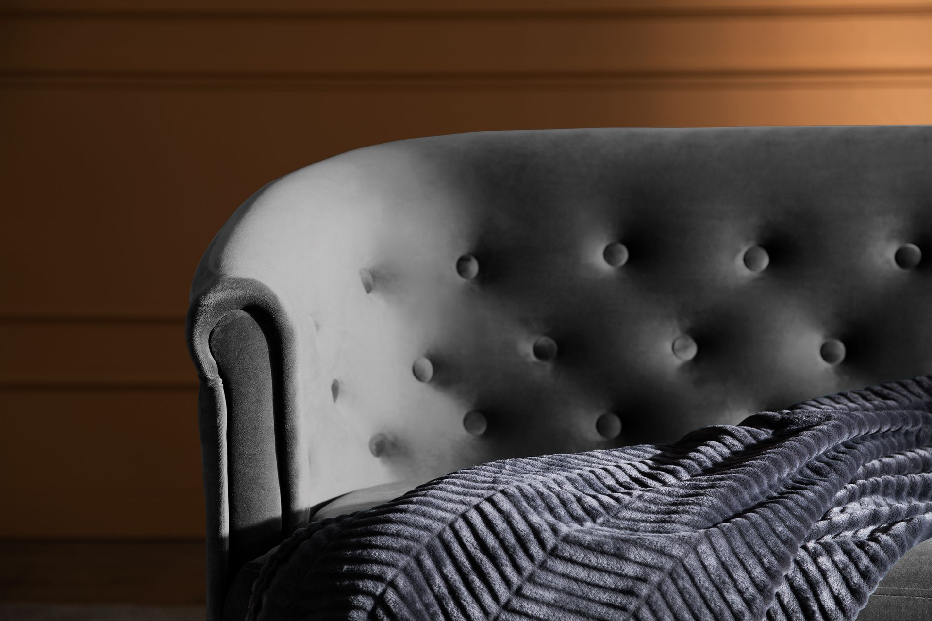 Dahlia Siss Sofa Fløyel - Mørkegrå - Møbler - Sofaer - Howard sofa